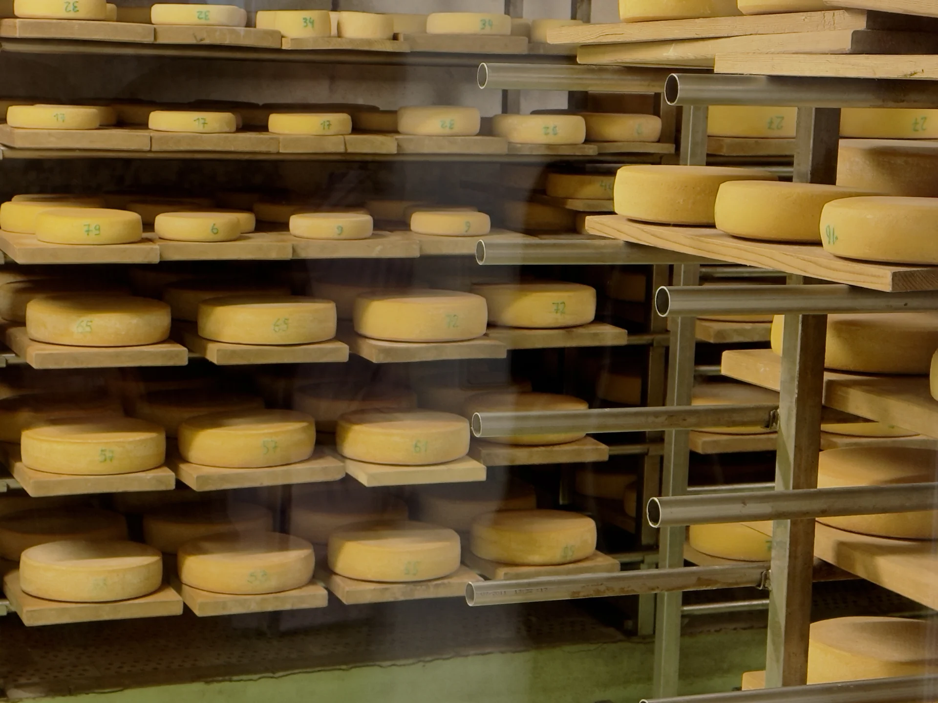 Blick in das Käselager | © Gerhard Horter