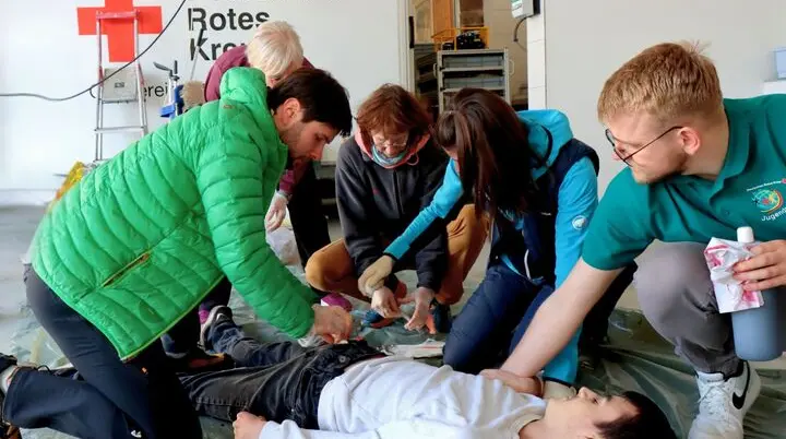Marvin Engel (re.) und sein Team der Realistischen Notfalldarstellungsgruppe des Jugendrotkreuz Niederzissen sorgten beim praktischen Teil des Erste-Hilfe-Kurses für Bedingungen, die der Wirklichkeit täuschend nah kamen. | © Beate Lindener / DRK-Ortsverein Niederzissen e.V.