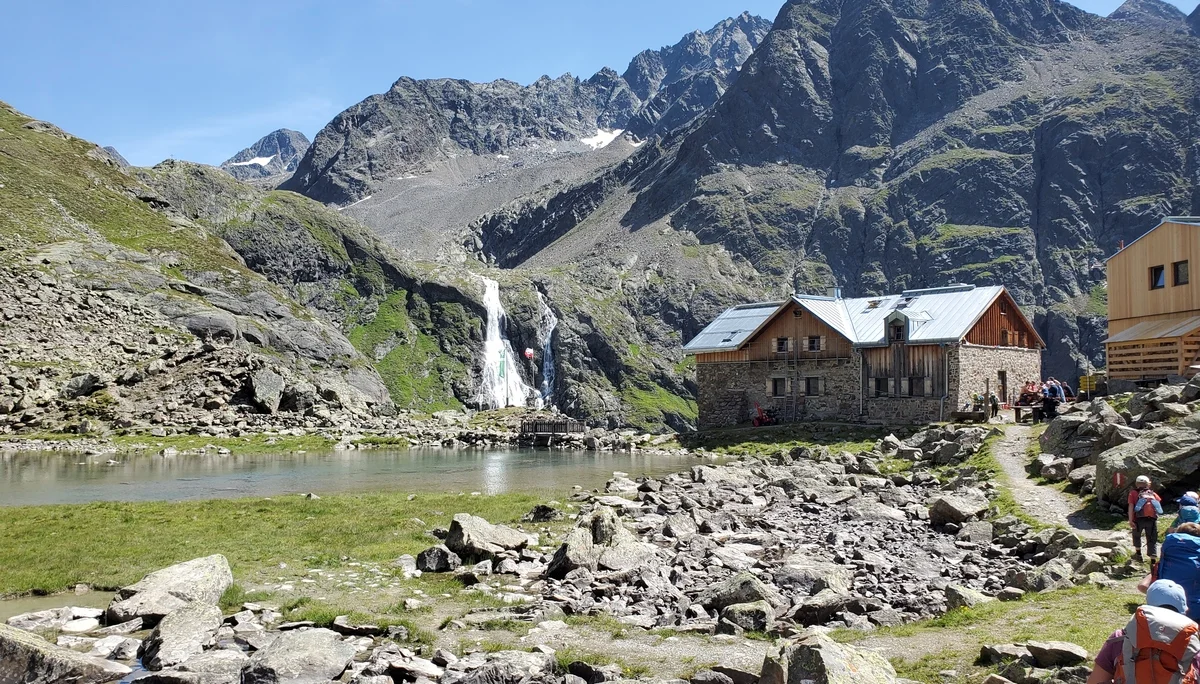 Eine Berghütte in beeindruckender Natur | © Uwe Henning