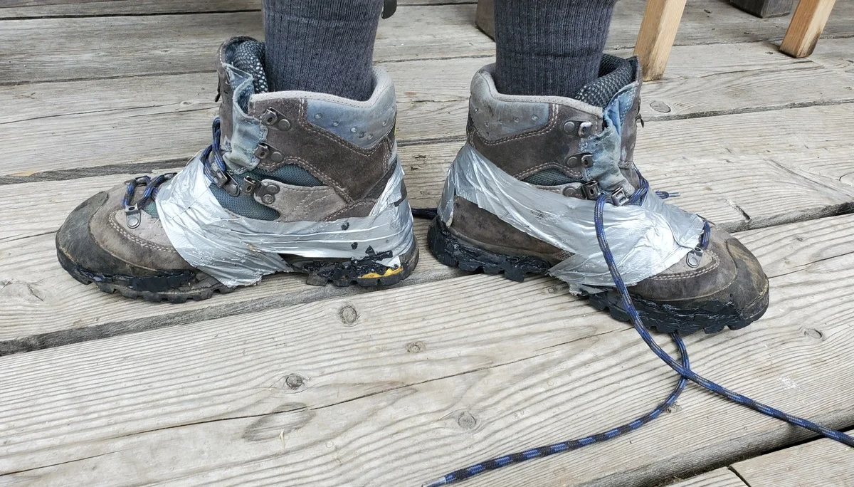 Jacobs Schuhe notdürftig repariert | © Uwe Henning