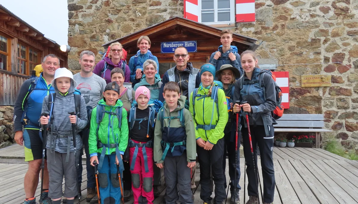 Gruppenbild vor der Nürnberger Hütte | © Jörg Dauer