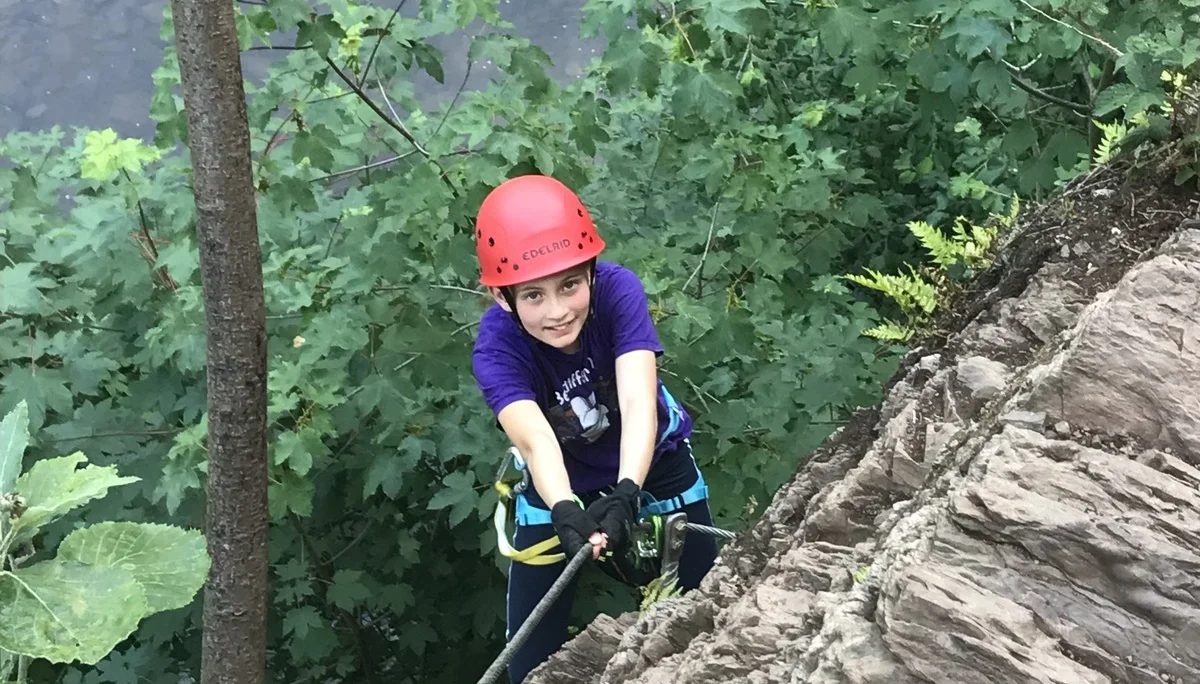 Linnea im Klettersteig | © DAV Familiengruppe