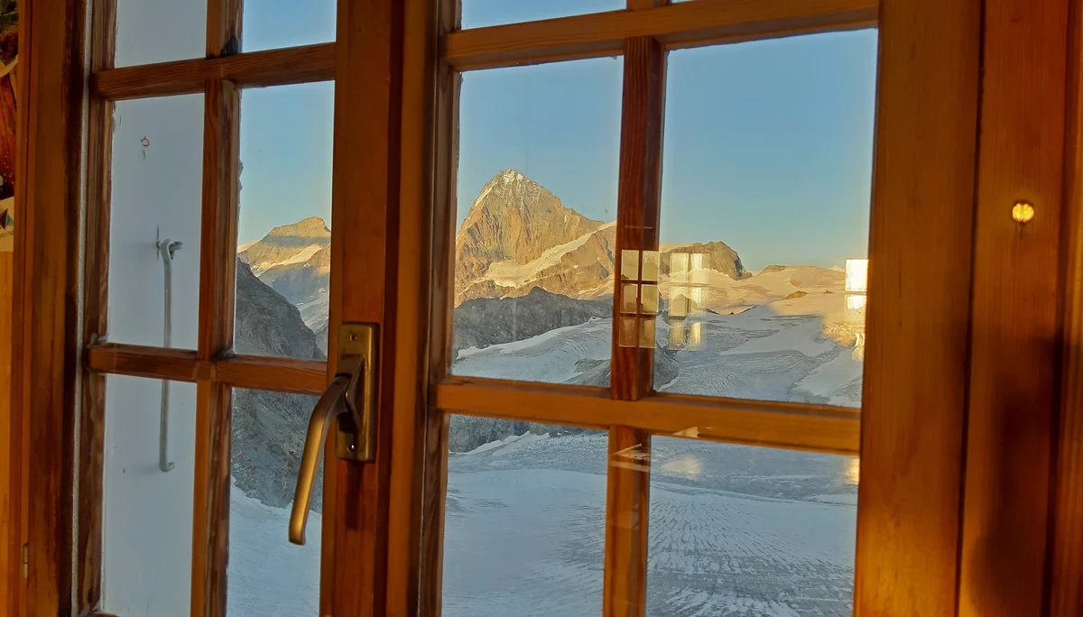 Traumhafte Aussicht von der Bertol Hütte - hier aus dem Fenster die Dent Blanche (4357m) | © DAV Koblenz | Hulley