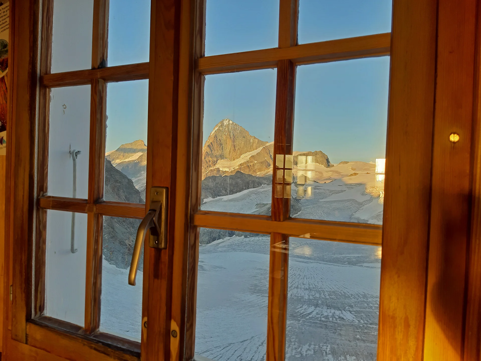 Traumhafte Aussicht von der Bertol Hütte - hier aus dem Fenster die Dent Blanche (4357m) | © DAV Koblenz | Hulley