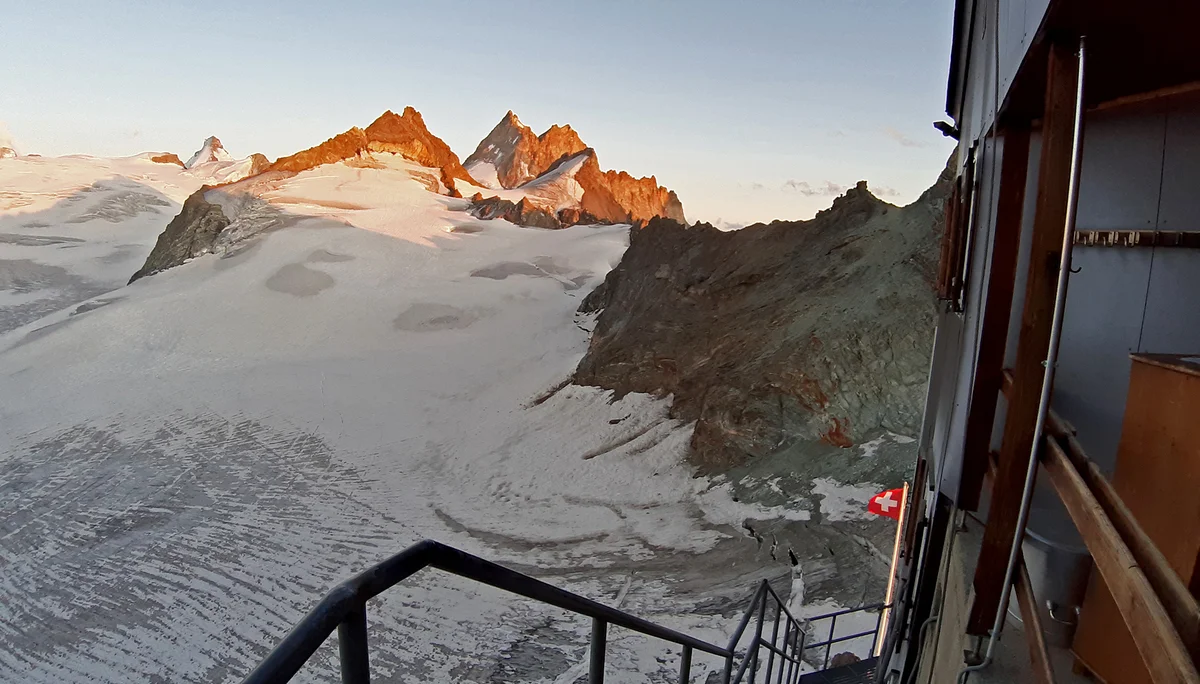 Im Hintergrund die Spitze des Dent d'Hérens (4171m), Bildmitte die l`Eveque (3716m) von der Bertol Hütte | © DAV Koblenz | Hulley