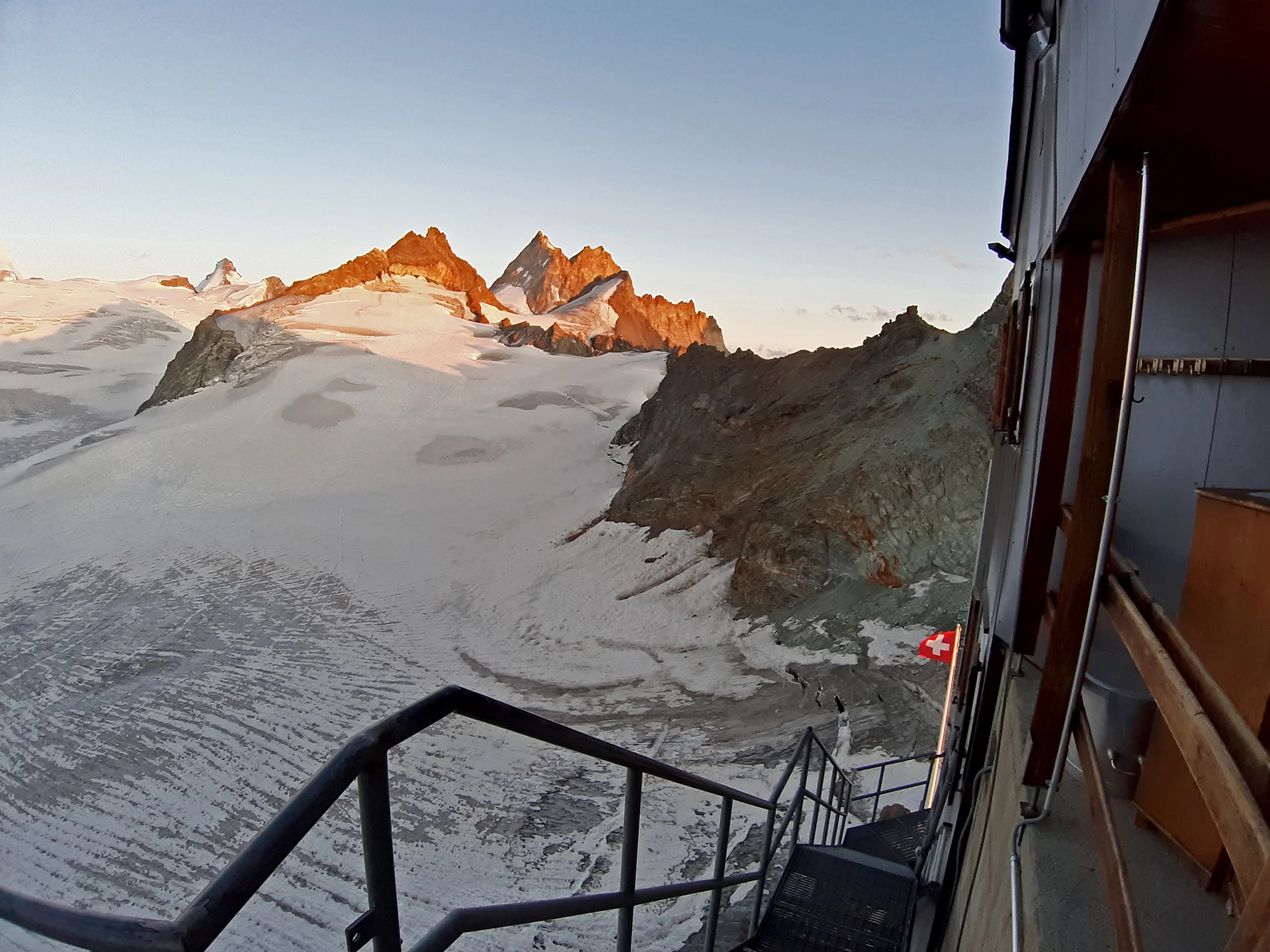 Im Hintergrund die Spitze des Dent d'Hérens (4171m), Bildmitte die l`Eveque (3716m) von der Bertol Hütte | © DAV Koblenz | Hulley