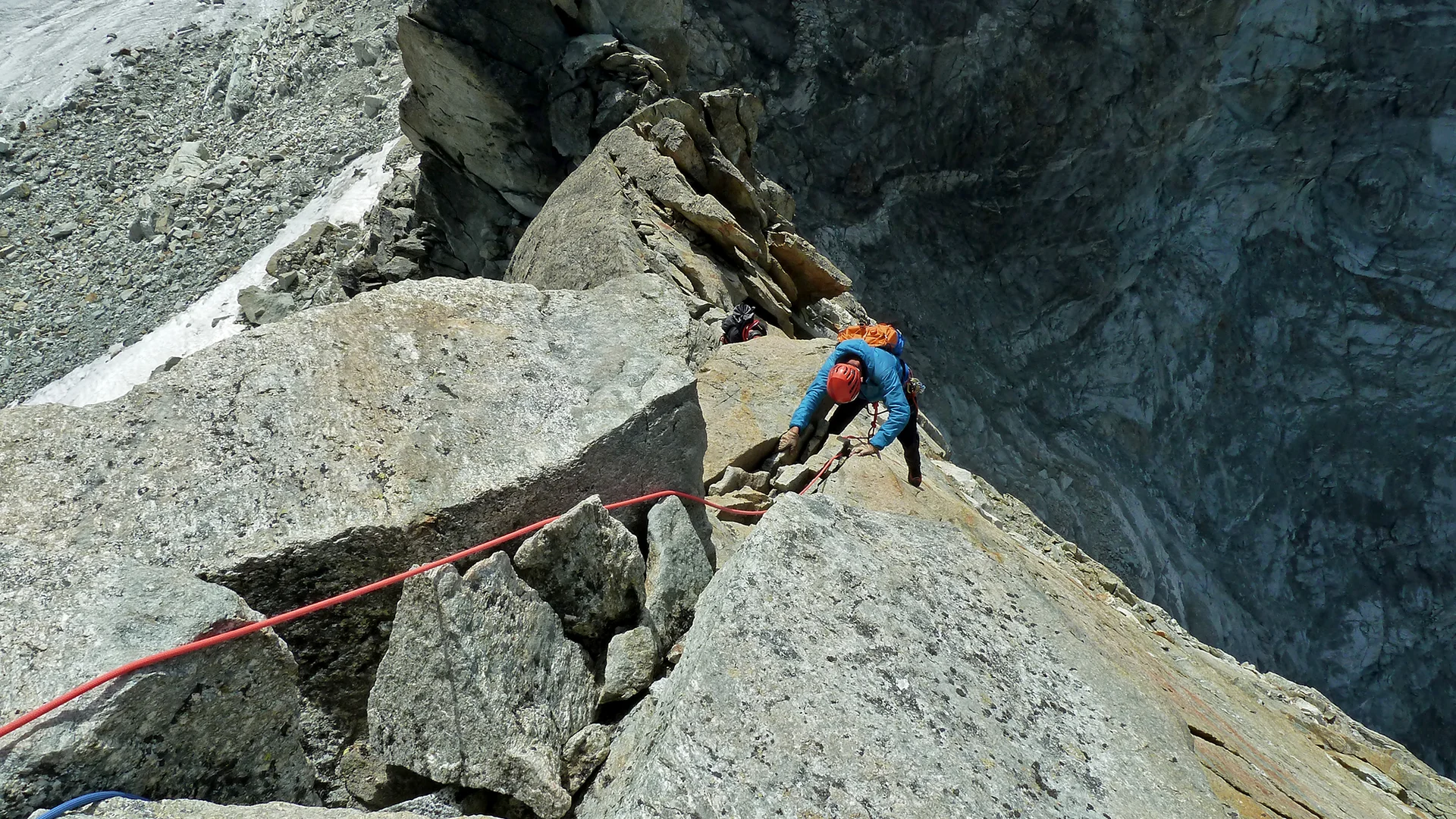 Tiefblick hinunter vom Gipfel der Aiguille de la Tsa (3668m) | © DAV Koblenz | Hulley