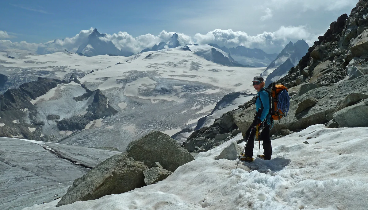 Abstieg vom Wandfuß der Aiguille de la Tsa (3668m), im Hintergrund Matterhorn (l.) und Dent d'Hérens (r.) | © DAV Koblenz | Hulley