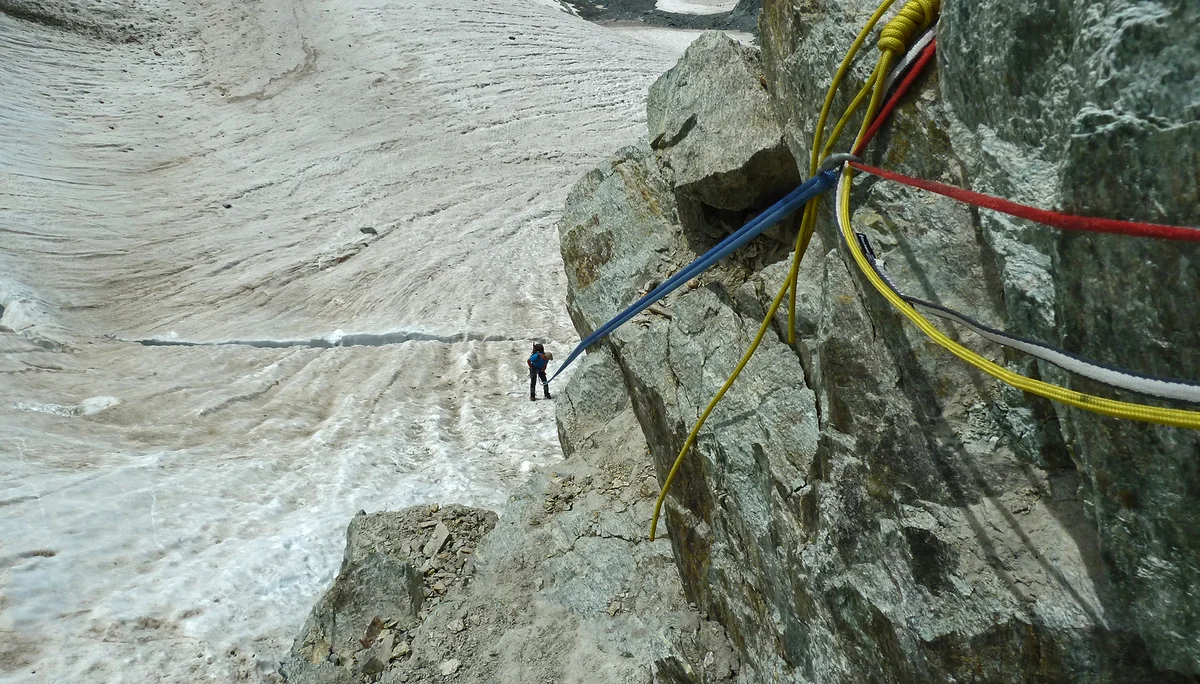 Abseilen am Gletscherabbruch des Col de la Tsa (3303m) | © DAV Koblenz | Hulley
