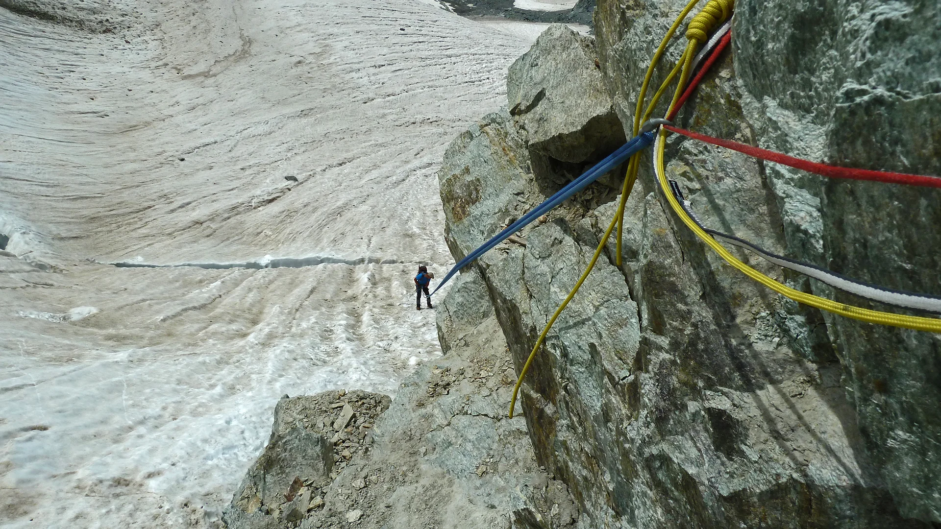 Abseilen am Gletscherabbruch des Col de la Tsa (3303m) | © DAV Koblenz | Hulley