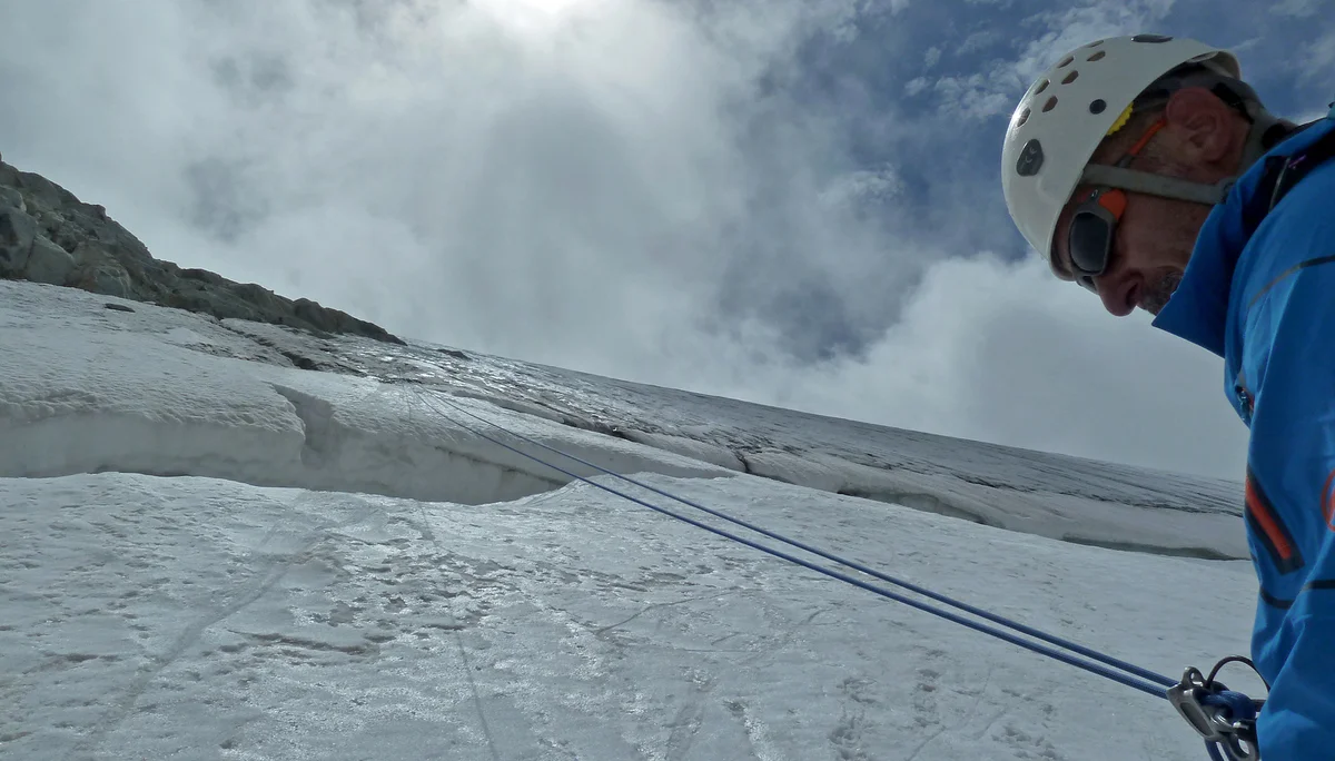 Große Spalten im Abstieg - auf der Rückseite der Aiguille du Tour - per Abseilen | © DAV Koblenz | Hulley