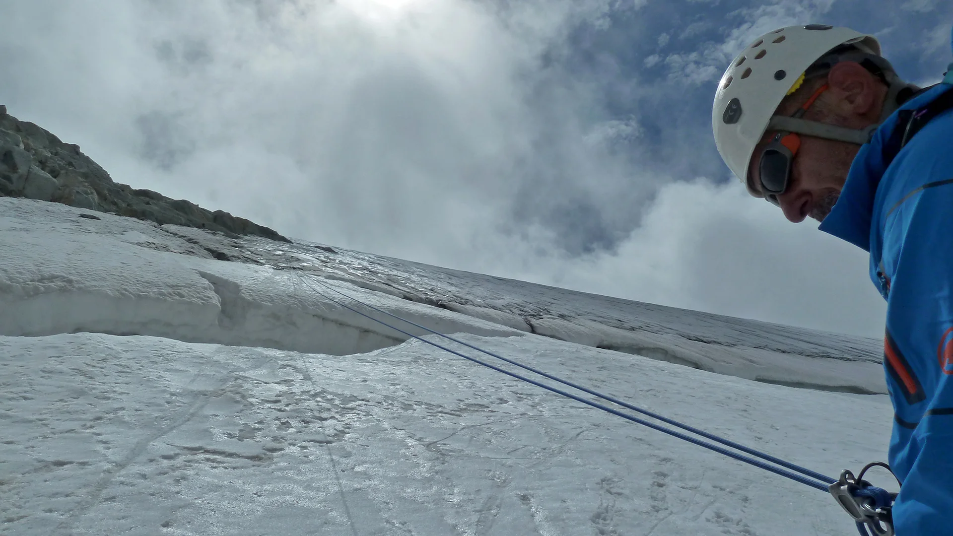 Große Spalten im Abstieg - auf der Rückseite der Aiguille du Tour - per Abseilen | © DAV Koblenz | Hulley