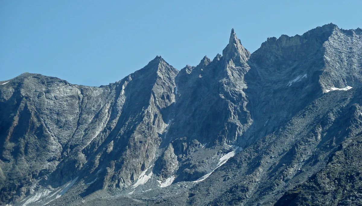 Sollte auch noch Ziel in den nächsten Tagen werden: Die spitze Nadel der Aiguille de la Tsa (3668m) | © DAV Koblenz | Hulley