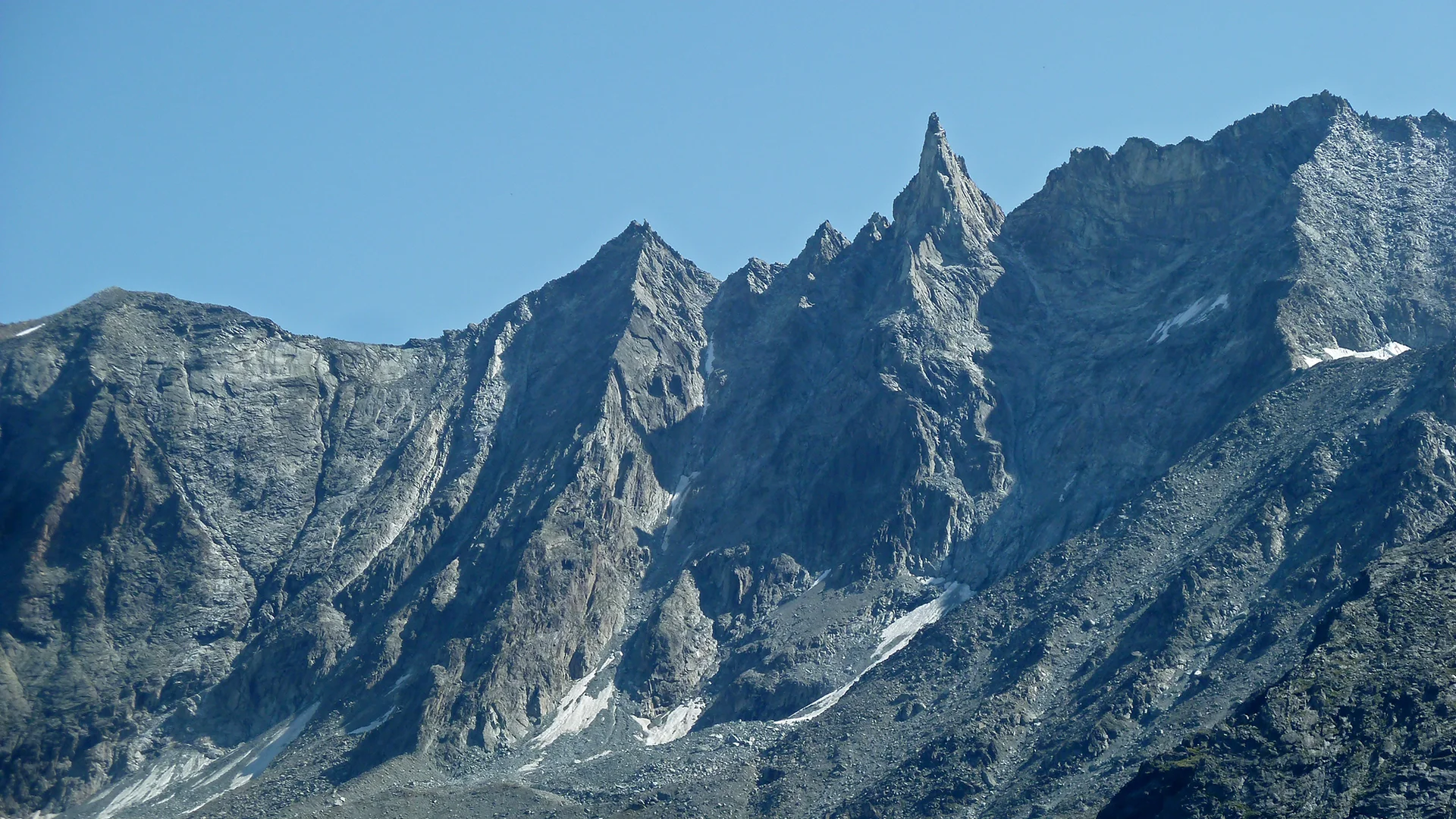Sollte auch noch Ziel in den nächsten Tagen werden: Die spitze Nadel der Aiguille de la Tsa (3668m) | © DAV Koblenz | Hulley