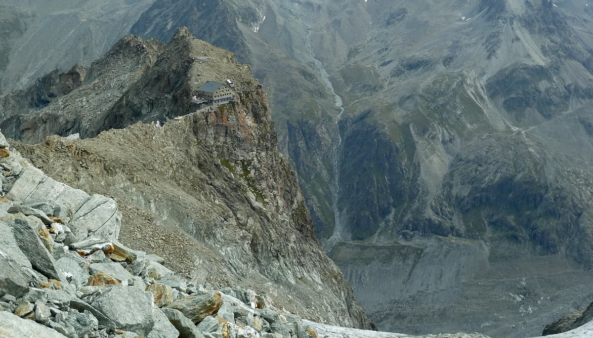 Exponierte Lage der Cabane Vignettes (3153m) | © DAV Koblenz | Hulley