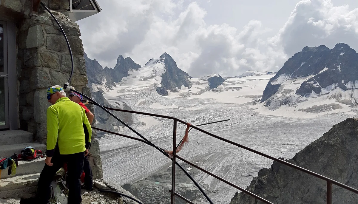 Eingang der Cabane Vignettes (3153m) mit Aussicht | © DAV Koblenz | Hulley