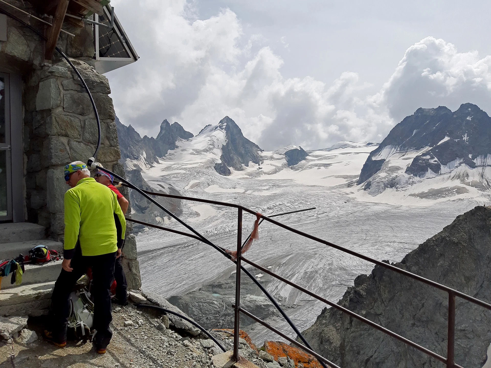 Eingang der Cabane Vignettes (3153m) mit Aussicht | © DAV Koblenz | Hulley