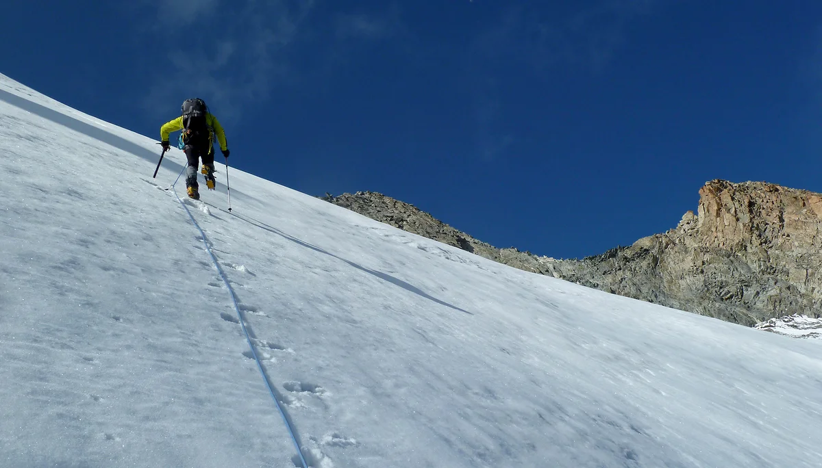 Schöne Eisflanke mit Trittfirn, zum Beginn des NO-Grats der l`Eveque (3716m) | © DAV Koblenz | Hulley