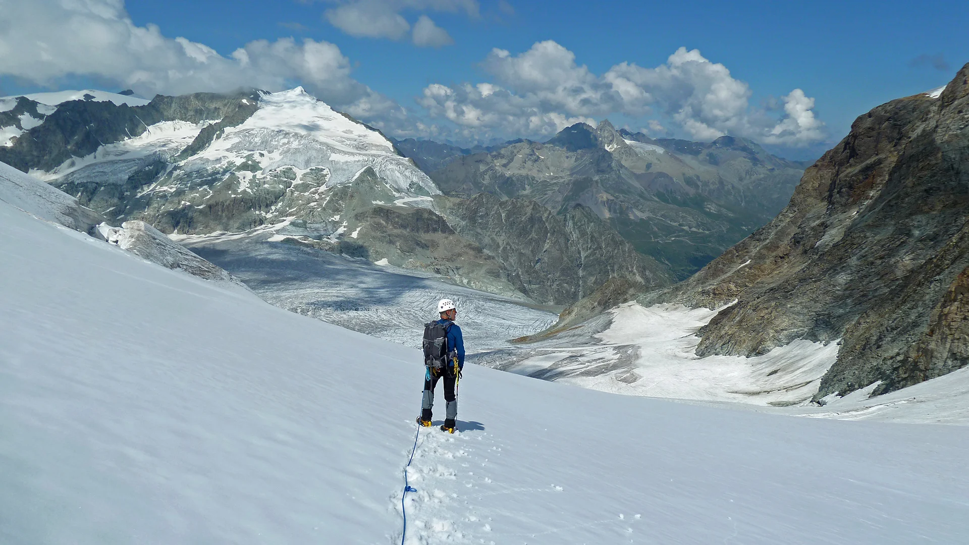 Abstieg von der l`Eveque (3716m), links der Bildmitte die Pigne d´Arolla (3790m)  | © DAV Koblenz | Hulley