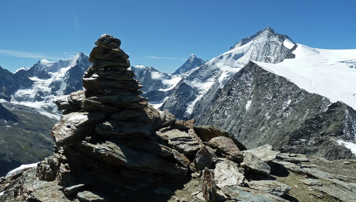 Auf dem Gipfel der Pigne de la Le (3389m) - v.l.n.r.: Obergabelhorn (4063m), Matterhorn (4478m), Grand Cornier (3962m) | © DAV Koblenz | Hulley