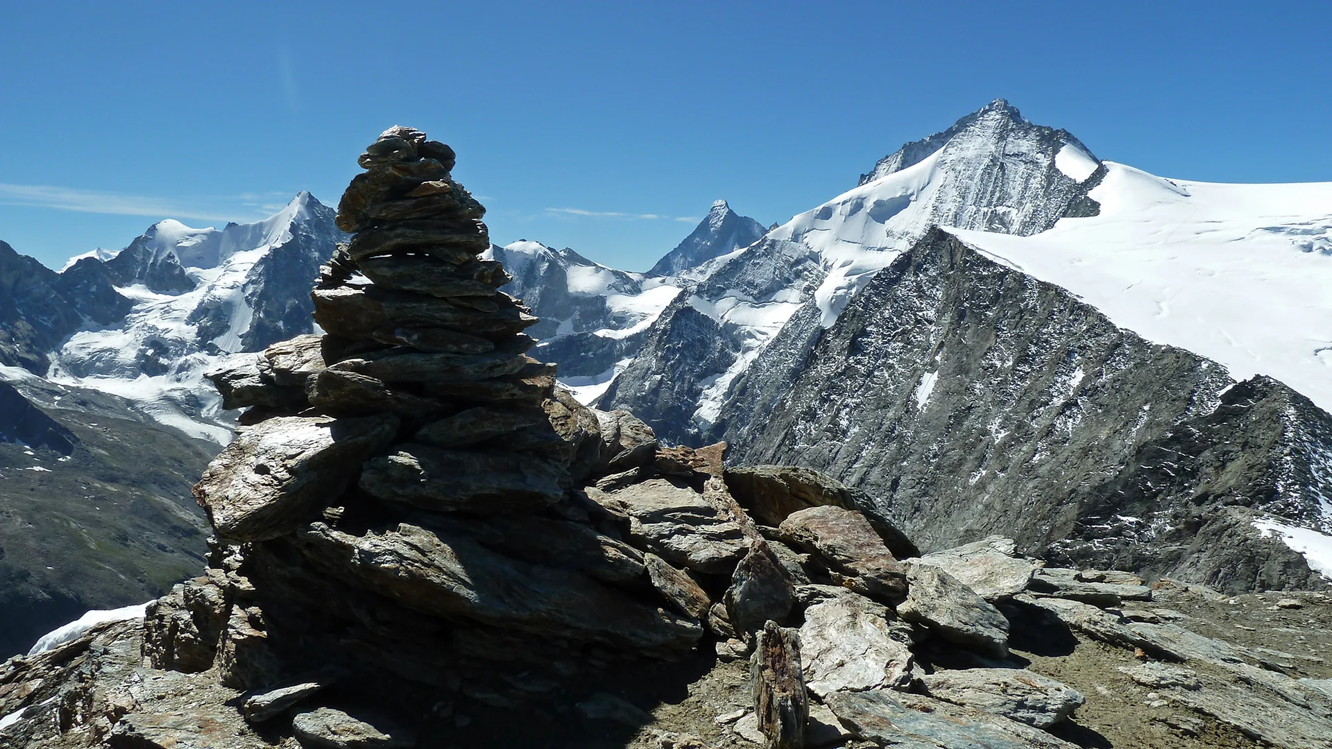 Auf dem Gipfel der Pigne de la Le (3389m) - v.l.n.r.: Obergabelhorn (4063m), Matterhorn (4478m), Grand Cornier (3962m) | © DAV Koblenz | Hulley