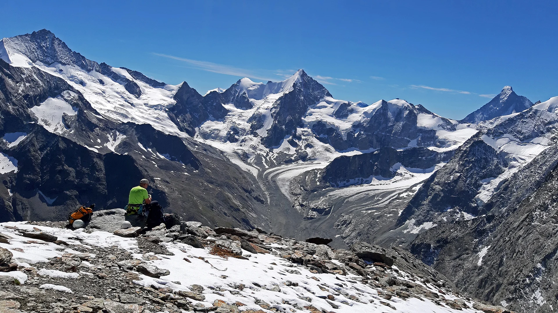Auf dem Gipfel der Pigne de la Le (3389m) - v.l.n.r.: Zinalrothorn (4221m), Obergabelhorn (4063m), Matterhorn (4478m) | © DAV Koblenz | Hulley