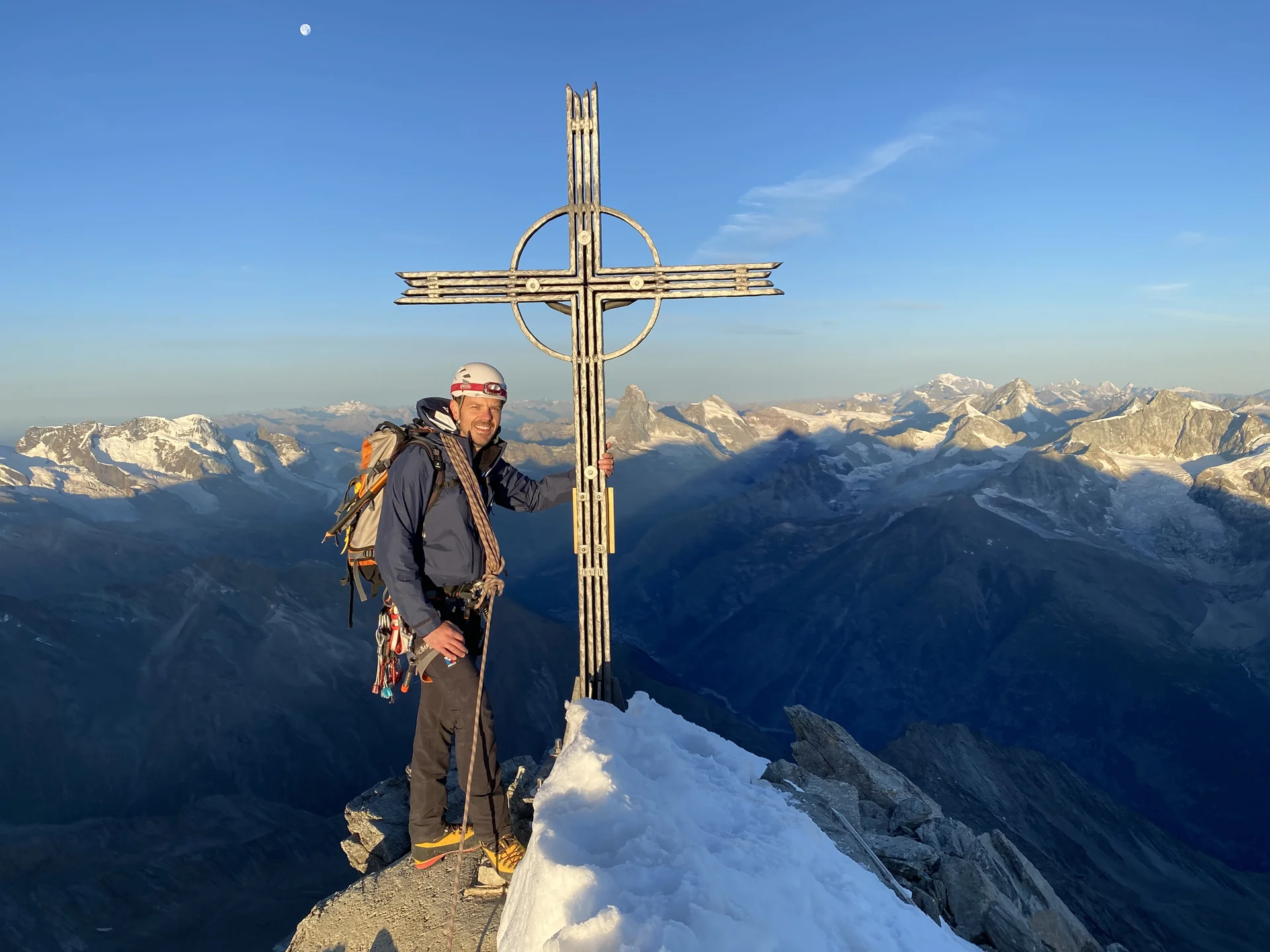 Alex mit Matterhorn und Mont Blanc im Hintergrund | © DAV Koblenz