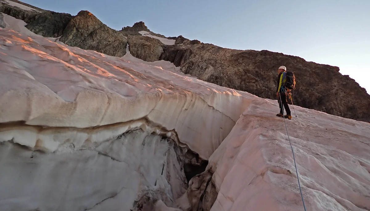 Mächtige Spalten in der Aufstiegsflanke zur Roche Faurio (3.780m) | © DAV Koblenz | Hulley