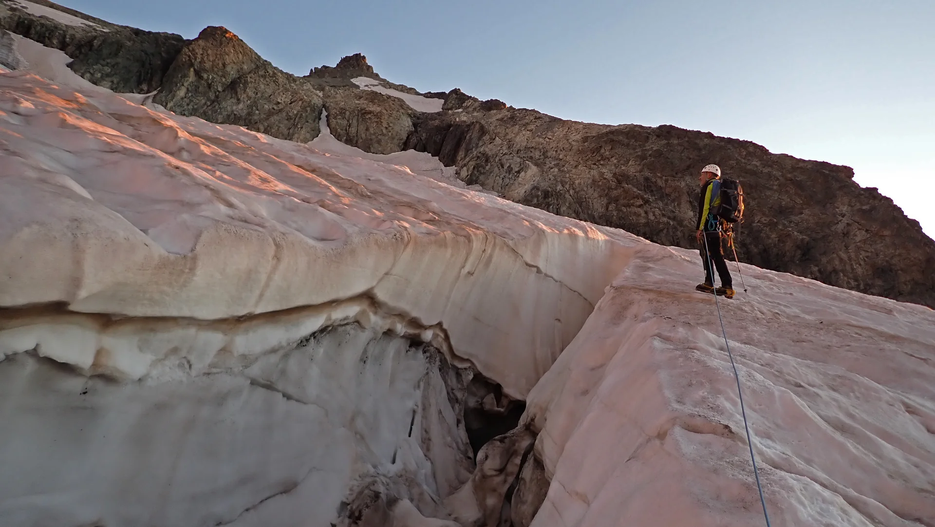 Mächtige Spalten in der Aufstiegsflanke zur Roche Faurio (3.780m) | © DAV Koblenz | Hulley