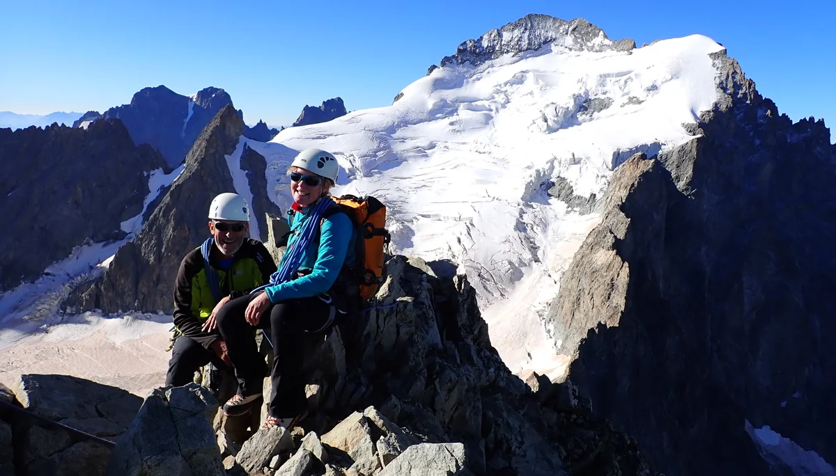Auf dem Gipfel der Roche Faurio (3.780m), im Hintergrund der Barre des Écrins (4.102m) | © DAV Koblenz | Hulley