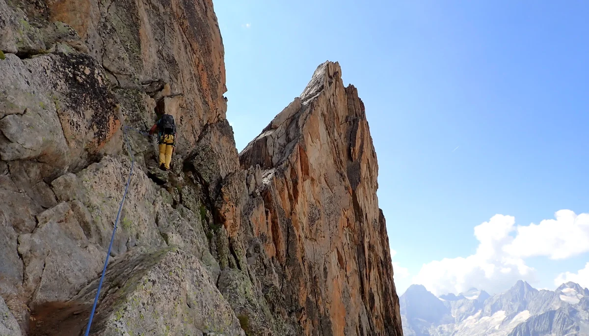 Ausgesetzte Querung zum letzten Gipfelaufschwung der Aiguille Dibona (3.130m) | © DAV Koblenz | Hulley
