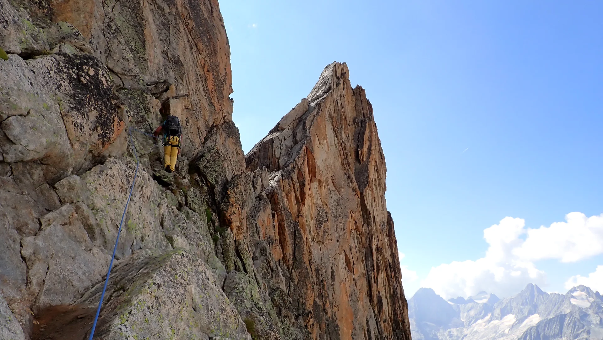 Ausgesetzte Querung zum letzten Gipfelaufschwung der Aiguille Dibona (3.130m) | © DAV Koblenz | Hulley