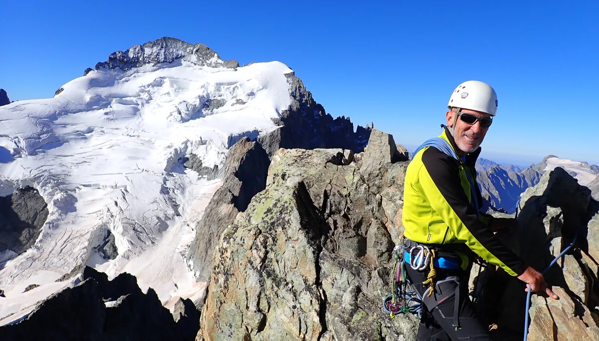 Schöne Gratkletterei, im Hintergrund der Barre des Écrins (4.102m) | © DAV Koblenz | Hulley