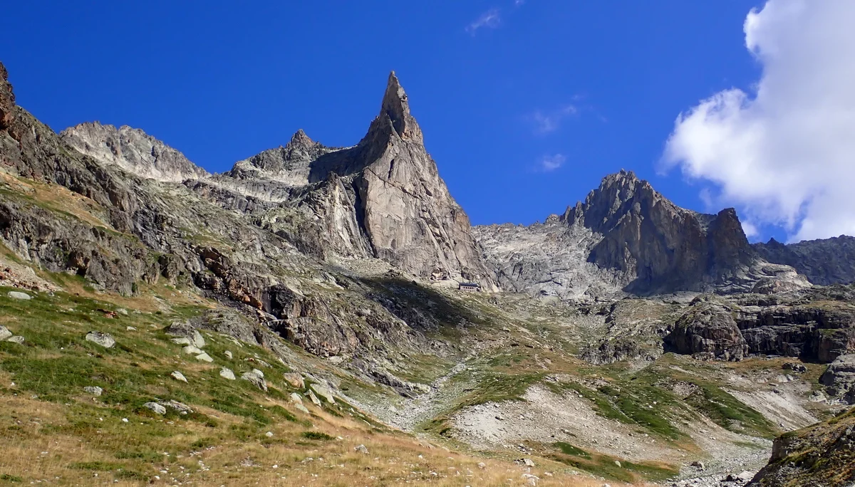 Aiguille Dibona (3.130m), links davon der langezogene Grat der Aiguille Soreillier Orientale (3.380m) | © DAV Koblenz | Hulley