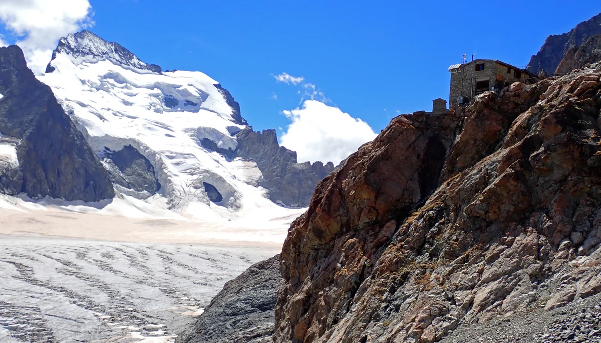 Das Refuge Ecrins (3.172m), im Hintergrund der Barre des Écrins (4.102m) | © DAV Koblenz | Hulley