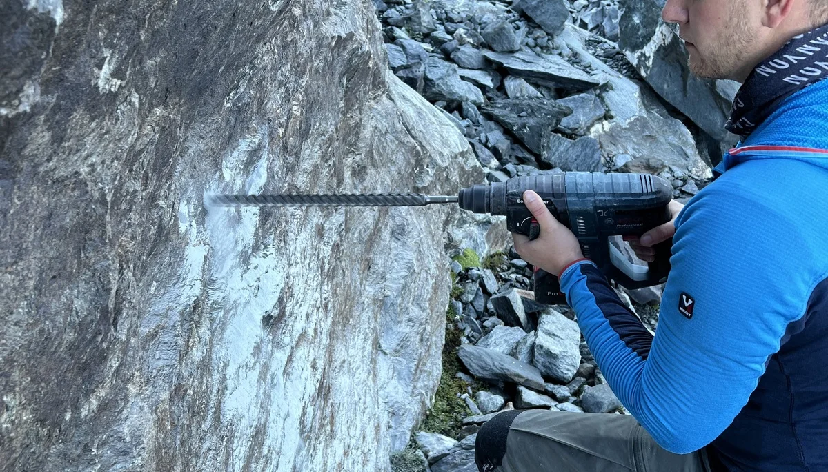 Anbringen der Gedenktafel | © DAV Koblenz