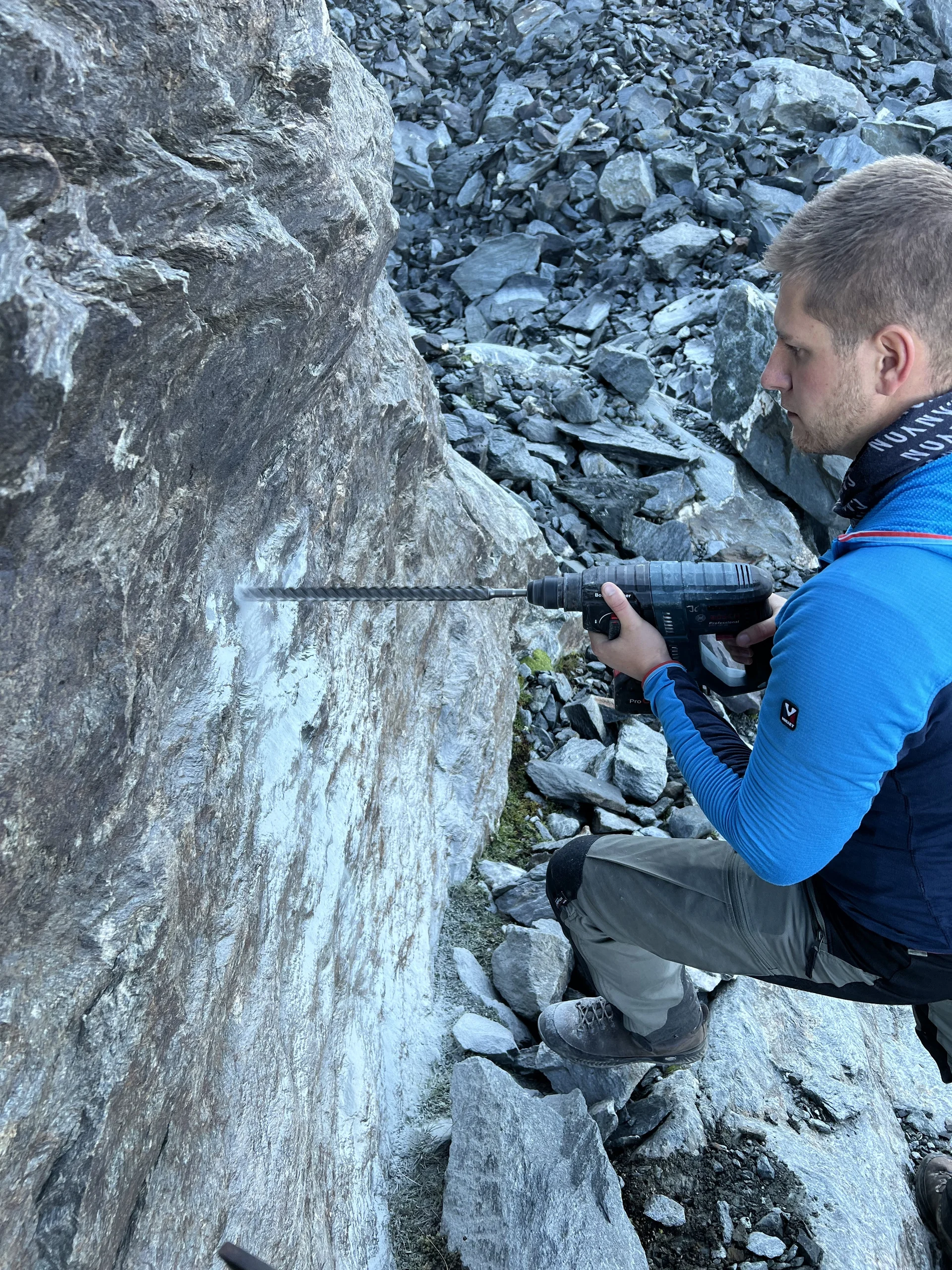 Anbringen der Gedenktafel | © DAV Koblenz