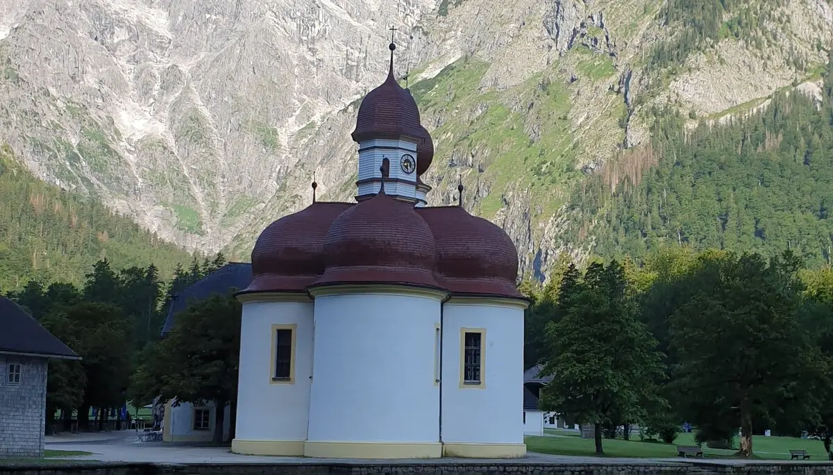 Sankt Bartholomä am Königssee, dahinter die Watzmann-Ostwand | © Holger Koch