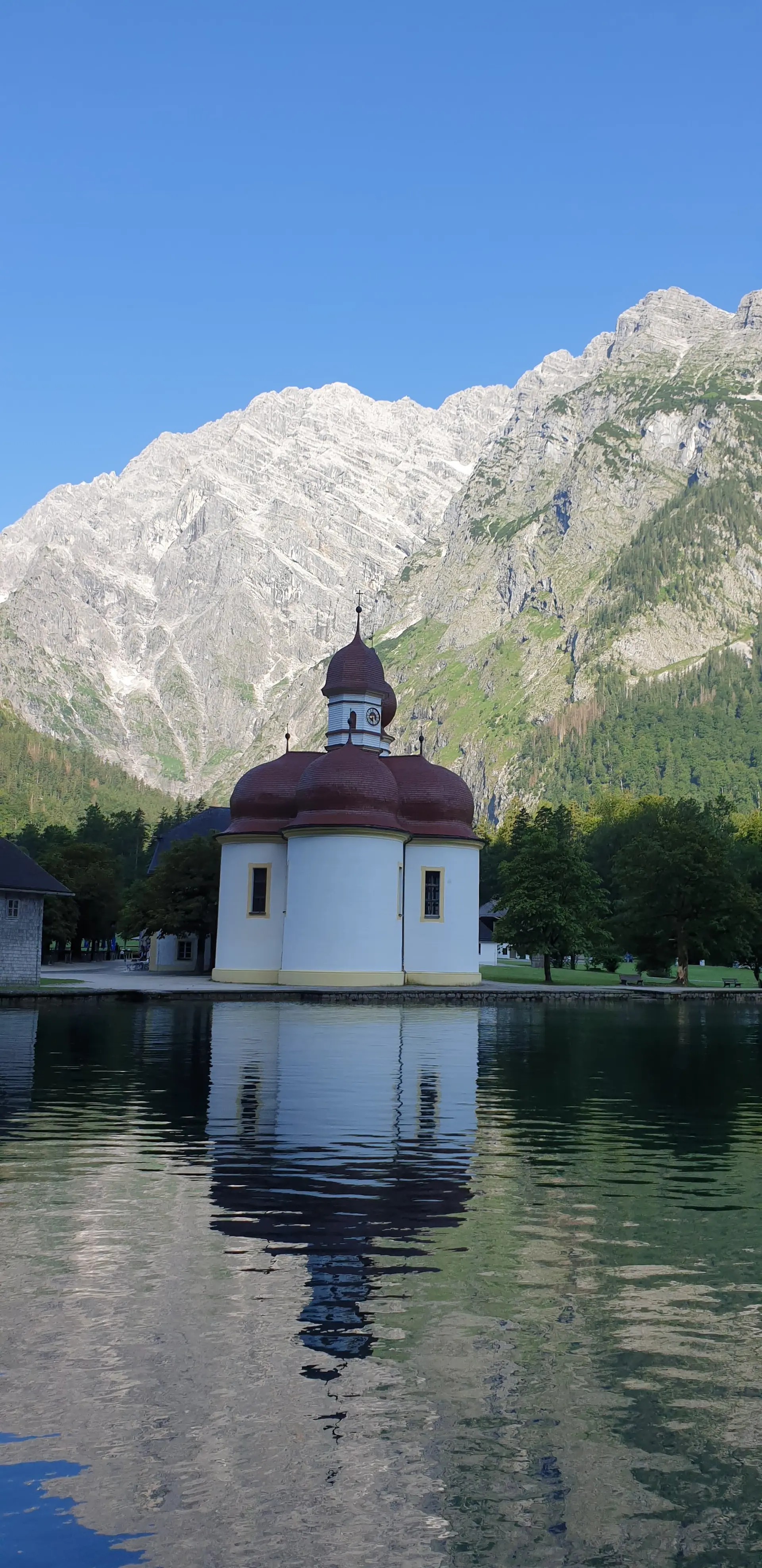 Sankt Bartholomä am Königssee, dahinter die Watzmann-Ostwand | © Holger Koch