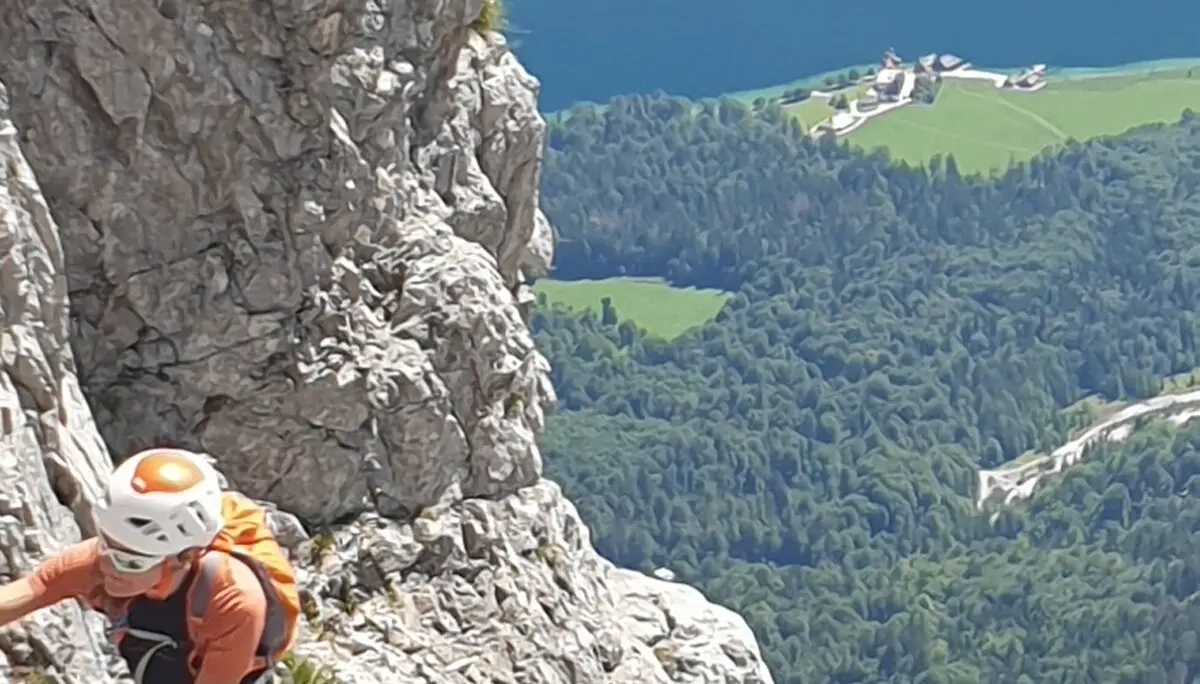 Unterwegs in der Ostwand, unten der Königssee mit Sankt Bartholomä | © Holger Koch