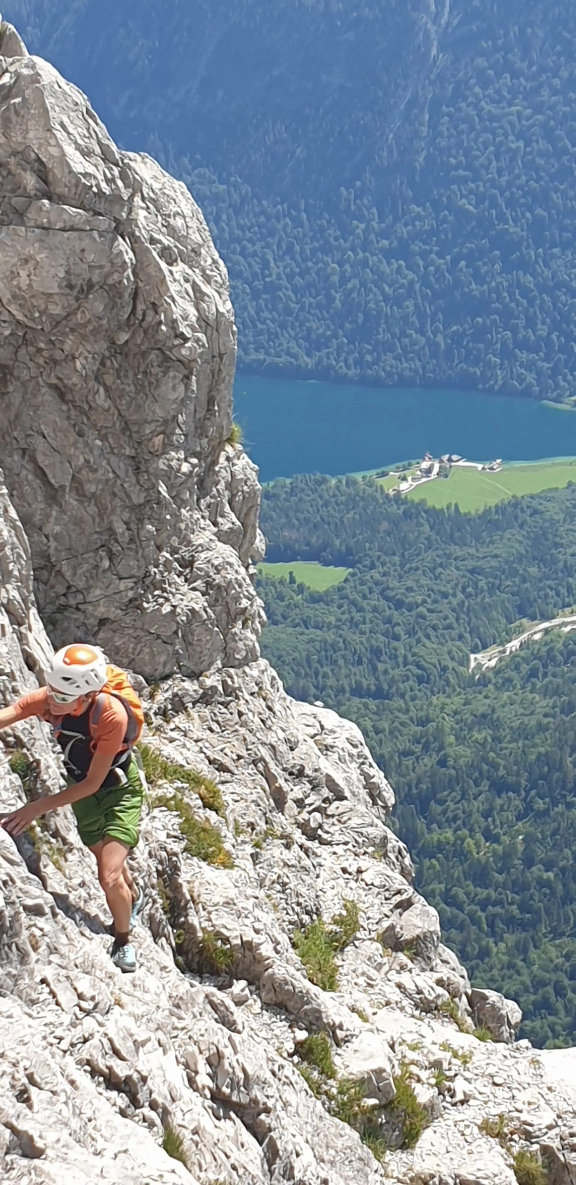 Unterwegs in der Ostwand, unten der Königssee mit Sankt Bartholomä | © Holger Koch