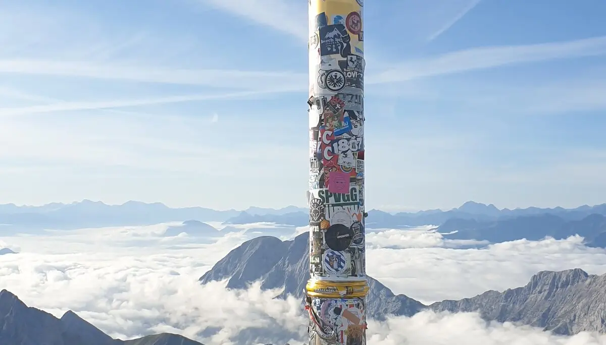 Magda am Gipfelkreuz der Zugspitze | © Holger Koch