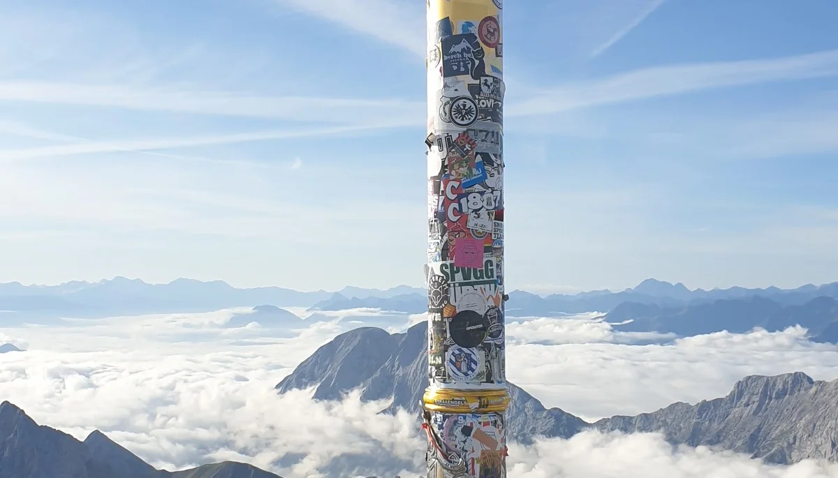 Magda am Gipfelkreuz der Zugspitze | © Holger Koch
