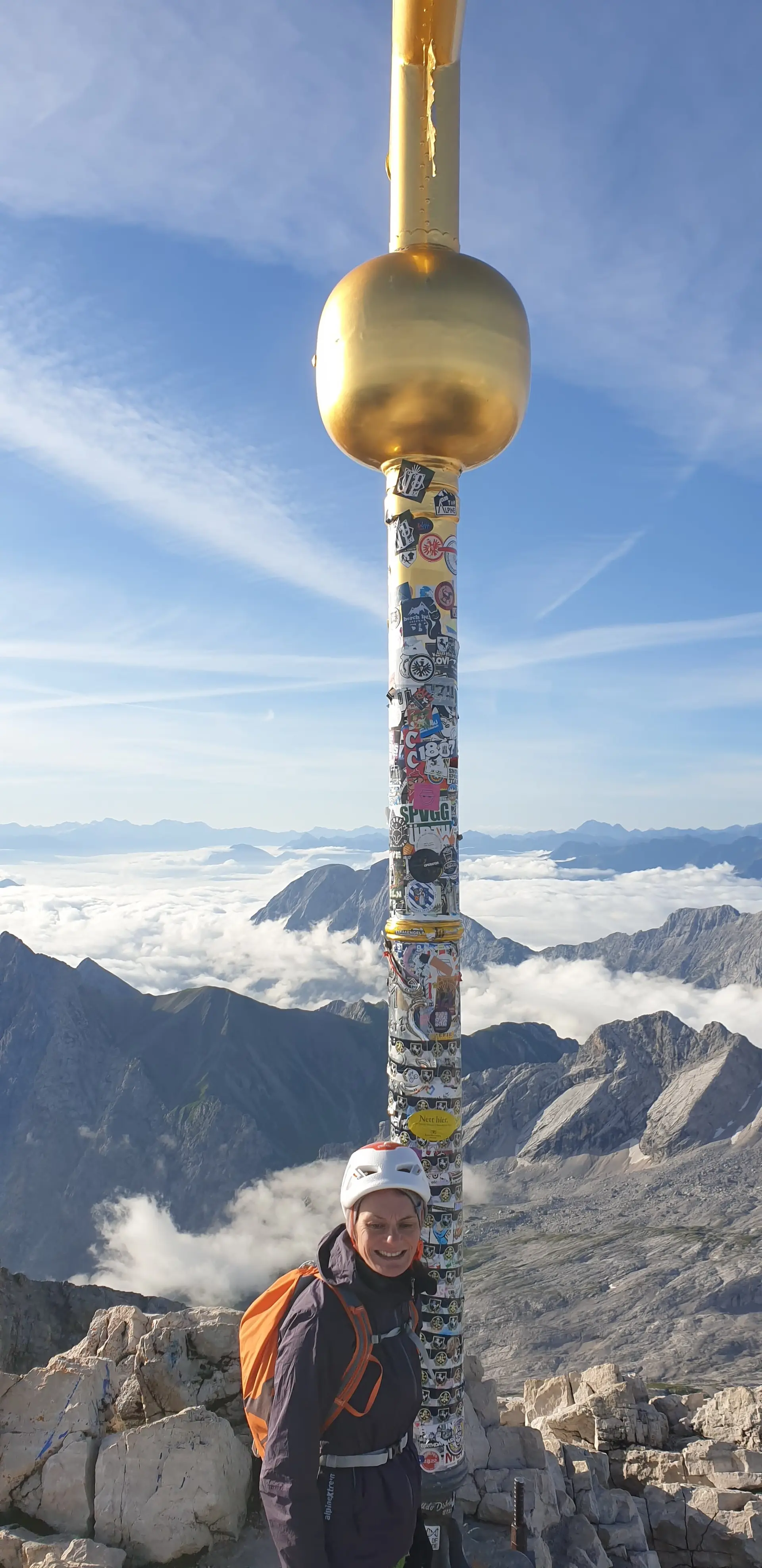 Magda am Gipfelkreuz der Zugspitze | © Holger Koch