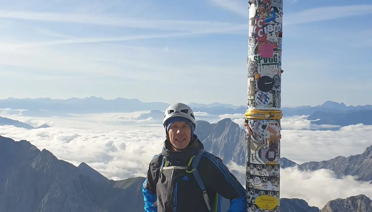 Holger am Gipfelkreuz der Zugspitze | © Holger Koch