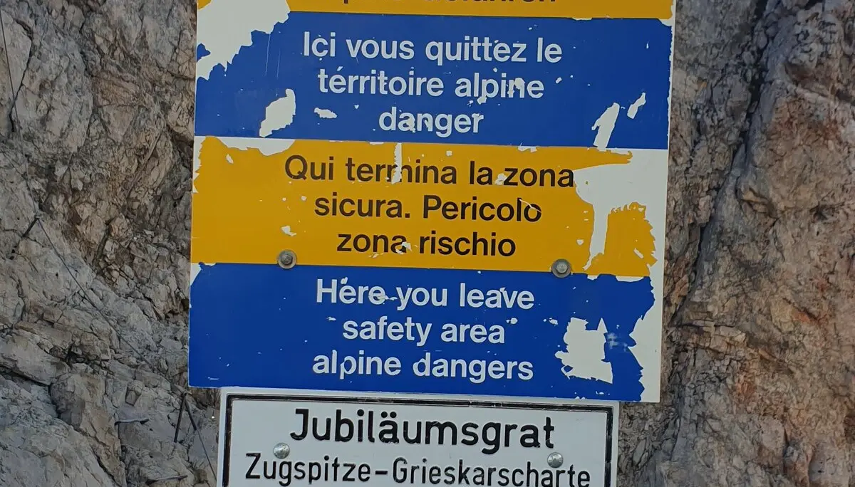 Warnschild am Einstieg in den Jubiläumsgrat | © Holger Koch