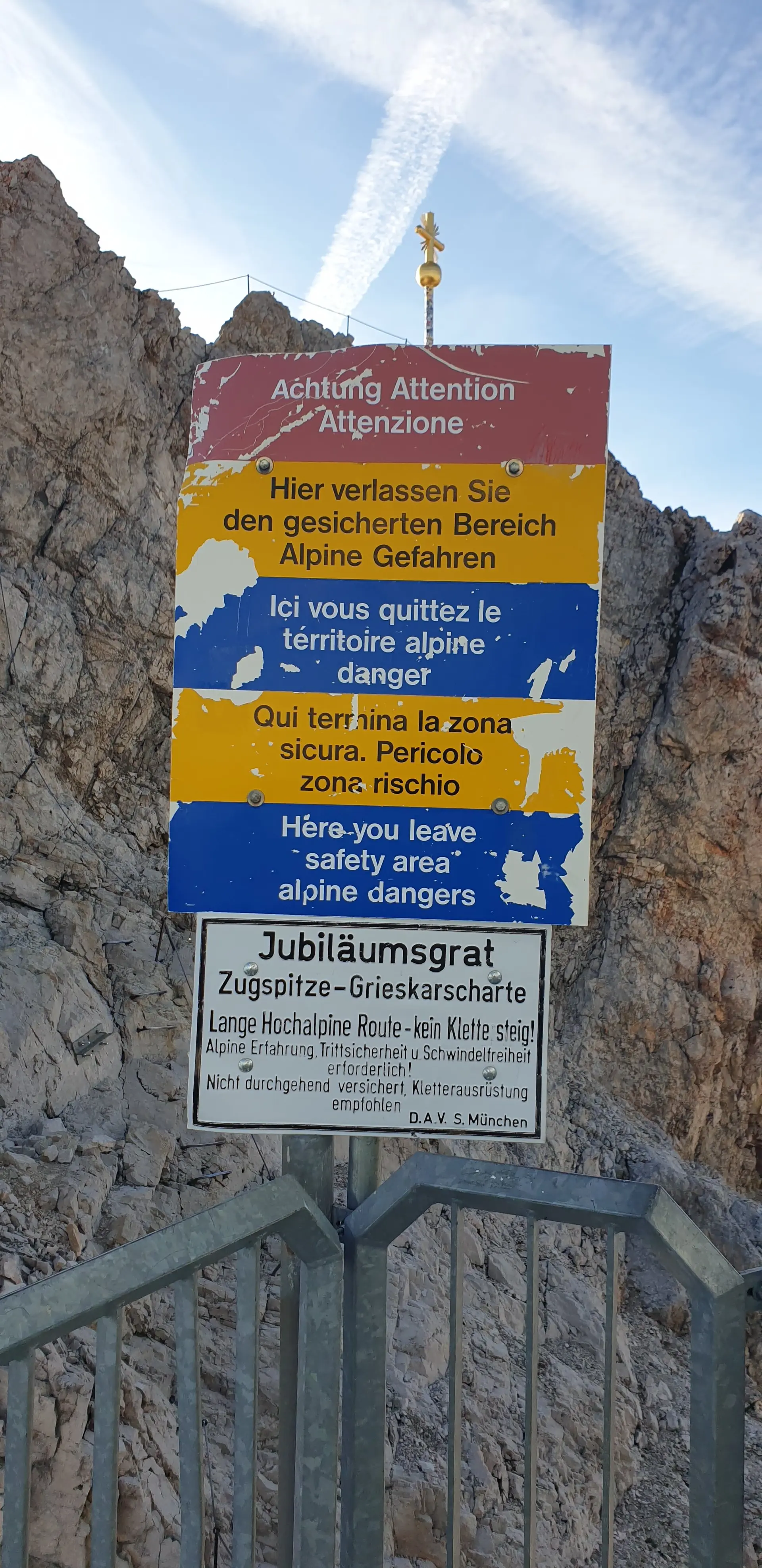 Warnschild am Einstieg in den Jubiläumsgrat | © Holger Koch