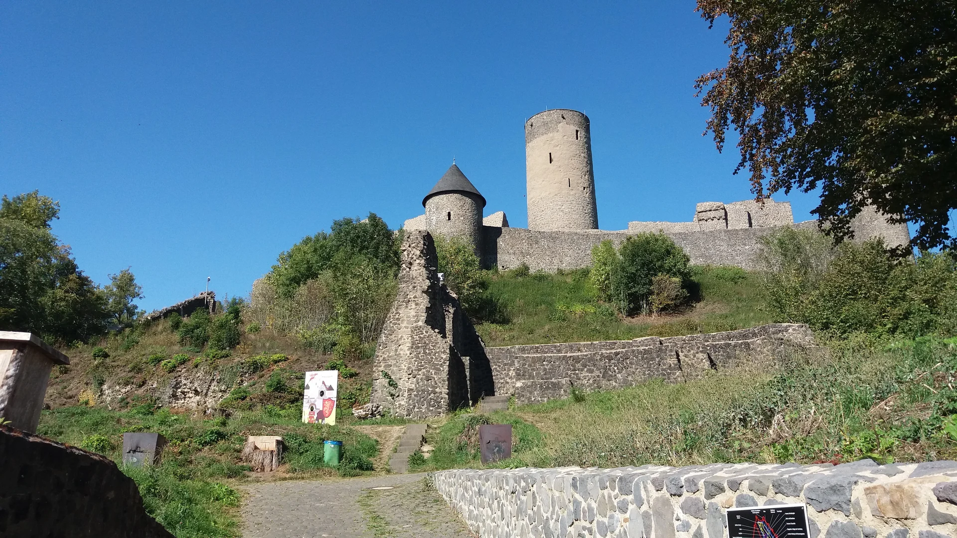 Am Fuß der Nürburg (676 m) | © DAV Koblenz