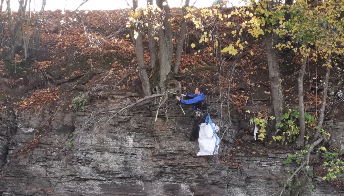 Reinigung am Steilhang mit unserer Klettergruppe | © DAV Koblenz