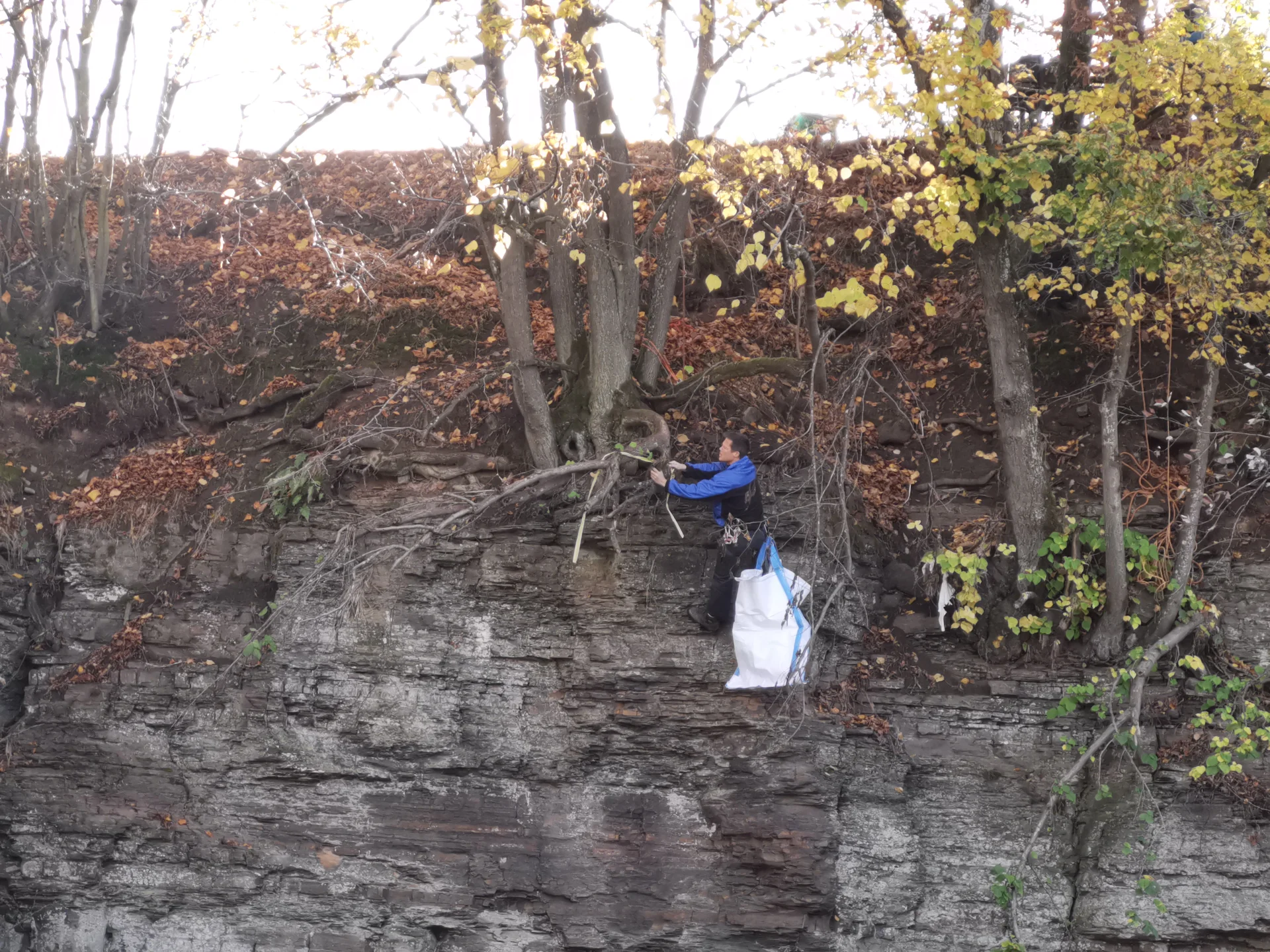 Reinigung am Steilhang mit unserer Klettergruppe | © DAV Koblenz